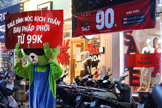 Cửa hàng ở Hà Nội giảm giá 'đỉnh nóc, kịch trần' tới 90% nhân Black Friday