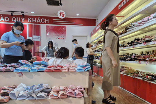 Người TP.HCM đổ xô đi săn hàng Black Friday sớm