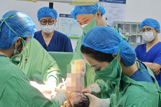 Bác sĩ ‘căng não’ phẫu thuật lấy song thai cho sản phụ nặng 128kg
