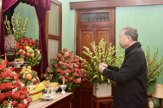 Tổng Bí thư Tô Lâm dâng hương tưởng niệm Chủ tịch Hồ Chí Minh tại Nhà 67