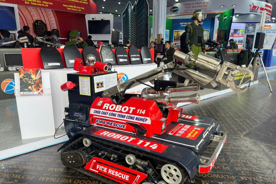 Robot chữa cháy lần đầu được giới thiệu tại Triển lãm Quốc phòng quốc tế Việt Nam 2024