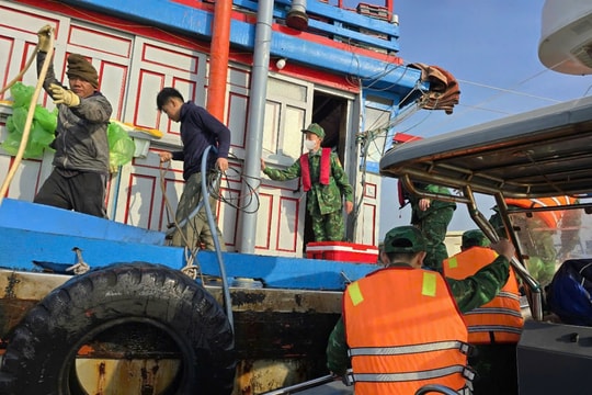 Cứu hộ 13 ngư dân gặp nạn trên vùng biển Cô Tô (Quảng Ninh)
