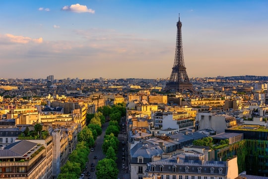 Tháp Eiffel bốc cháy ngay trước đêm Giáng sinh