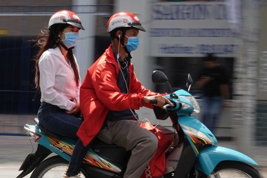 Đeo tai nghe khi điều khiển xe máy bị phạt đến 1 triệu đồng