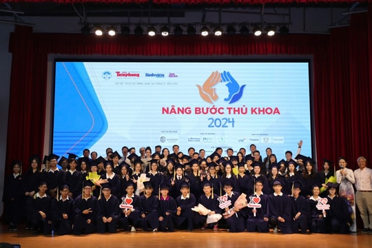 95 tân thủ khoa các trường nhận học bổng Nâng bước thủ khoa
