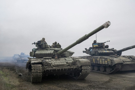 Cận cảnh màn đối đầu giữa xe tăng Nga và Ukraine ở Donbass