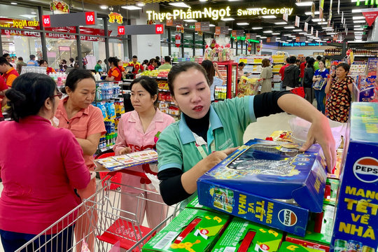 Người dân bắt đầu mua sắm Tết, siêu thị tưng bừng giảm giá đẩy hàng