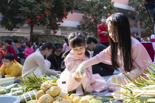 Học sinh, sinh viên Hà Nội gói 2.000 chiếc bánh chưng tặng trẻ em nghèo vùng cao