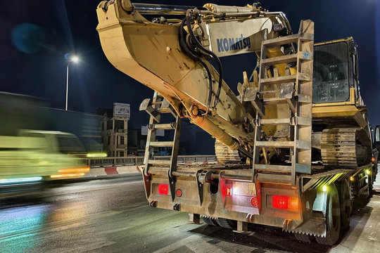 Xử lý hàng loạt xe chở qua khổ, quá tải trên đường Vành đai 3 trên cao