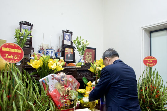 Tổng Bí thư Tô Lâm dâng hương tưởng nhớ cố Tổng Bí thư Nguyễn Phú Trọng