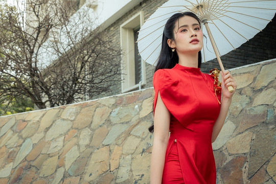 Hoa hậu Ý Nhi khoe nhan sắc rực rỡ trước khi lên đường thi Miss World