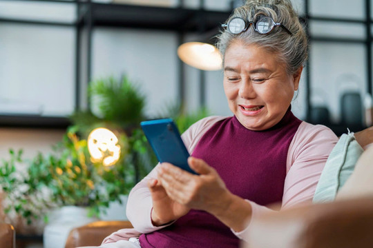 Thiệt thòi, ức chế khi có mẹ chồng mê sống ảo