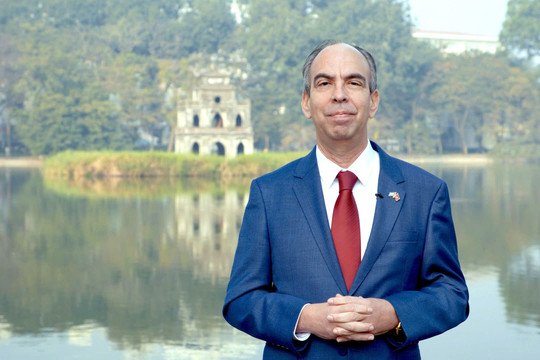 Đại sứ Cuba Fuentes dạo bờ hồ, gửi lời chúc Tết Nguyên đán 2025