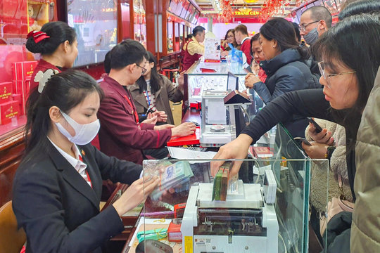 Giá vàng lên 'đỉnh', người dân cấp tập bán chốt lời, lãi hàng trăm triệu đồng