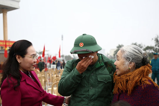 Hàng nghìn thanh niên Quảng Bình, Huế, Quảng Trị hăng hái lên đường nhập ngũ