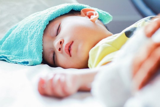 Trẻ bị sốt co giật, cha mẹ cần phải làm gì?