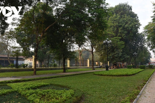 Dỡ bỏ hàng rào công viên: Cần làm triệt để, không nên nửa vời