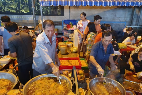 Tháng Giêng xếp hàng ăn đậu hủ vàng chấm muối hẹ ở TP.HCM