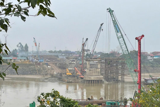 Công trường xây dựng cầu Phong Châu nhộn nhịp sau Tết Ất Tỵ
