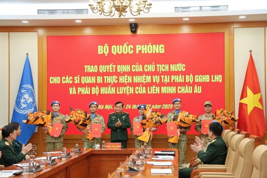 Trao quyết định của Chủ tịch nước cho 5 sĩ quan lên đường gìn giữ hòa bình