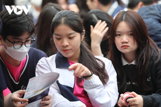 Không học thêm tại trường, học sinh cuối cấp nên ôn tập thế nào?
