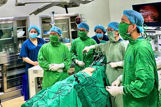 Đau bụng lâm râm, đi khám mới biết mang thai ngoài tử cung