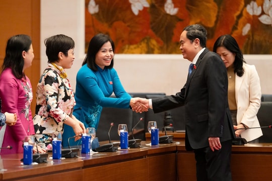 Chủ tịch Quốc hội Trần Thanh Mẫn gặp mặt chúc mừng nữ đại biểu Quốc hội