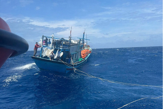 Tàu Biên phòng cứu nạn tàu cá bị phá nước trên biển