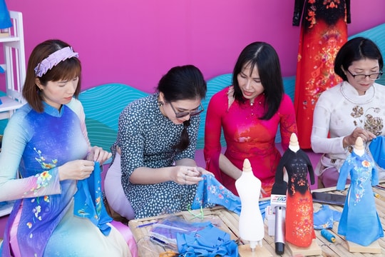 Người dân háo hức trải nghiệm tự tay thiết kế áo dài minisize tại TP.HCM