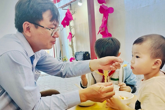 Quán mì "cho đi yêu thương", giúp người khác dạy con nhỏ