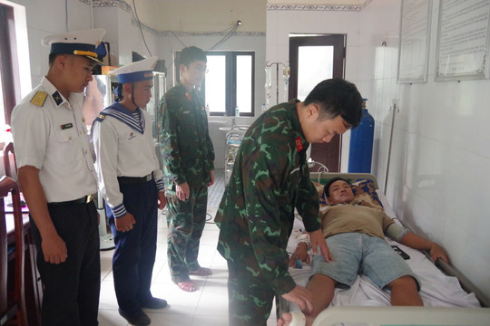 Cấp cứu ngư dân bị cá đâm ở vùng biển Trường Sa