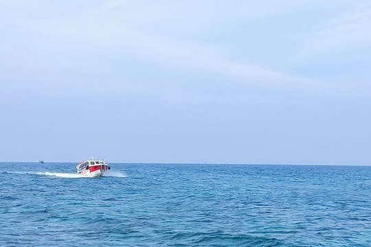 Tàu cá Bình Thuận hỏng máy, 12 ngư dân được cứu hộ an toàn