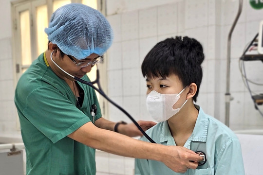 Nam sinh 14 tuổi hồi sinh nhờ trái tim người lạ, viết tiếp ước mơ tới trường