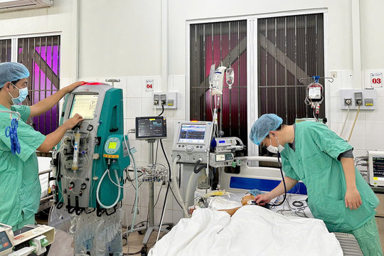 Cứu sống bé 7 tuổi bị viêm cơ tim cấp, sốc tim nặng