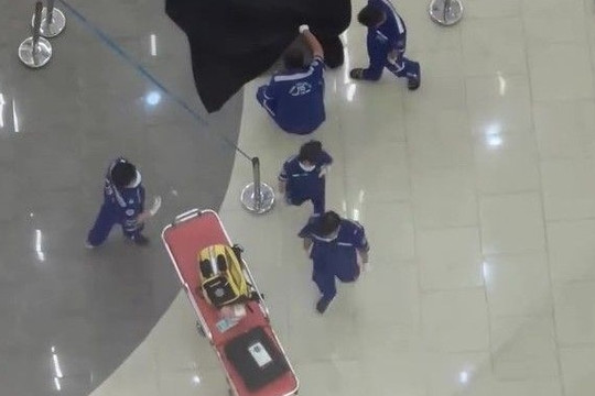 Vụ thiếu niên rơi từ tầng 7, Vạn Hạnh Mall, phát hiện mẫu giấy quan trọng