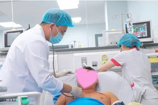Cứu tài xế ngưng tim trên vô lăng