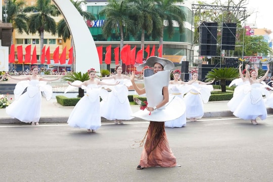 Hoa hậu H'Hen Niê hóa thành ly cà phê cuốn hút trên đường phố Buôn Ma Thuột