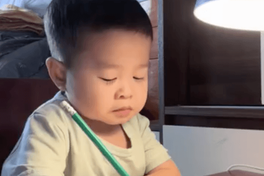 'Giáo sư tí hon' gây sốt mạng và hành trình chiến đấu với bệnh hiếm