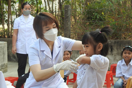 Ca mắc sởi tăng đột biến, Kon Tum đẩy mạnh tiêm vaccine cho trẻ em