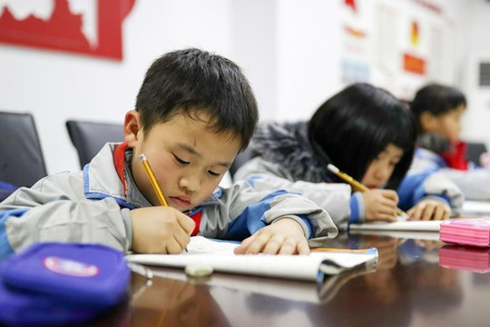 Nhiều nơi ở Trung Quốc thí điểm “ngắt” bài tập để đảm bảo giấc ngủ cho học sinh