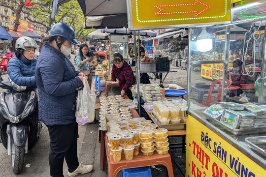 Bánh trôi, bánh chay làm sẵn đắt khách trong ngày Tết Hàn Thực