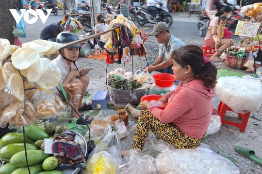 Thực khách "tặc lưỡi” thưởng thức ẩm thực hè phố, bỏ qua ẩn họa khó lường