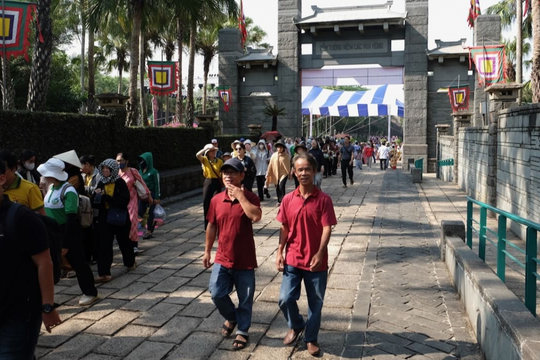 Hàng ngàn người dân TP.HCM "đổ bộ" các điểm vui chơi giải trí dịp Giỗ Tổ
