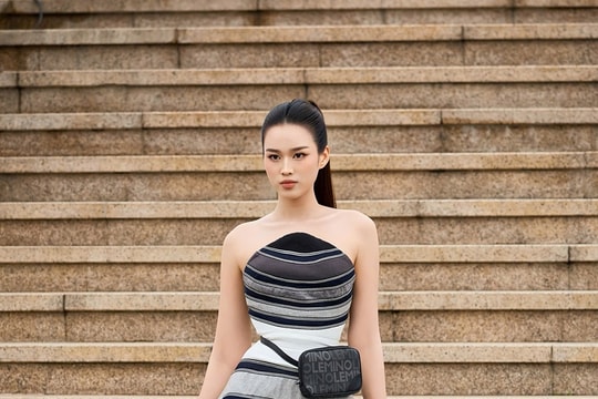 Hoa hậu Đỗ Thị Hà tự tin chinh phục sàn catwalk 25 bậc thang