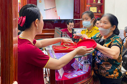 Giá vàng đảo chiều giảm chóng mặt, người dân gấp gáp bán vẫn không kịp chốt lời