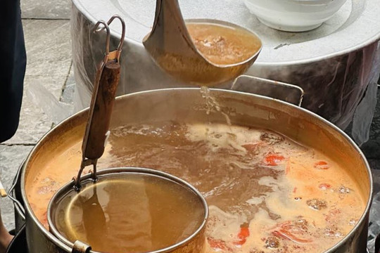 Hai vợ chồng cùng mắc ung thư, bác sĩ cảnh báo thói quen hay gặp khi uống canh