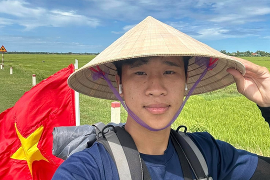 Chàng trai 24 tuổi đạp xe từ Hà Nội vào TP.HCM xem lễ diễu binh kỷ niệm 30/4