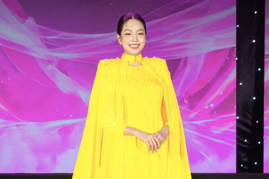 Hoa hậu Thanh Thuỷ rạng rỡ trong tà áo dài 'Hương sắc Việt Nam'