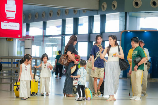 Vé máy bay dịp lễ 30/4 tăng chóng mặt, nhiều người phải đổi ý định đi du lịch