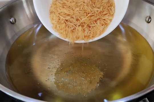 Dùng nước trà nấu cơm có lợi gì, cách làm ra sao?